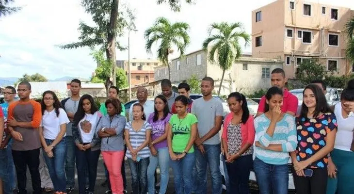 Alianza Francesa de Santiago guardan minuto de silencio por víctimas de atentados