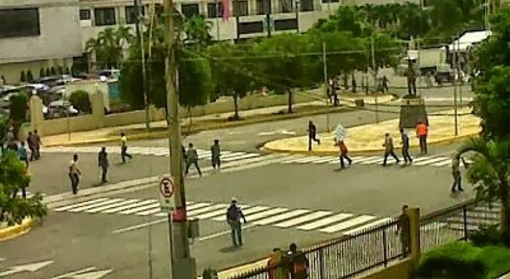 Grupos apoyan y rechazan Loma Miranda se enfrentan frente al Congreso; un periodista y otras personas heridas 