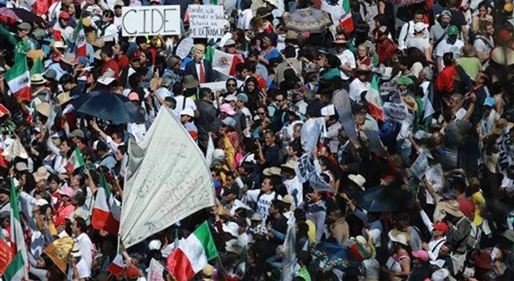 Miles marchan en México para exigir respeto a Trump 