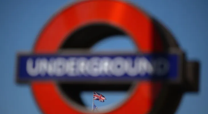 Tres apuñalados en presunto ataque terrorista en el metro de Londres