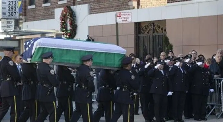 Comienza funeral de policía hispano de NY 