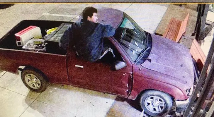 Un norteamericano estrella su camión para denunciar que le robaron sus drogas