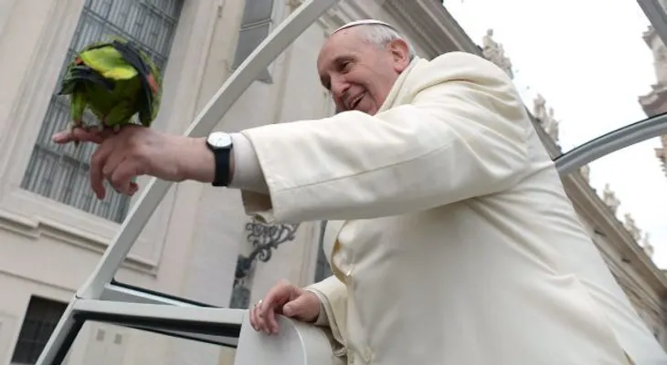 El Papa hace la paz con las aves y bendice un loro