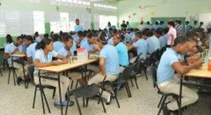 Estudiantes protestan por mala calidad del almuerzo escolar en Ocoa