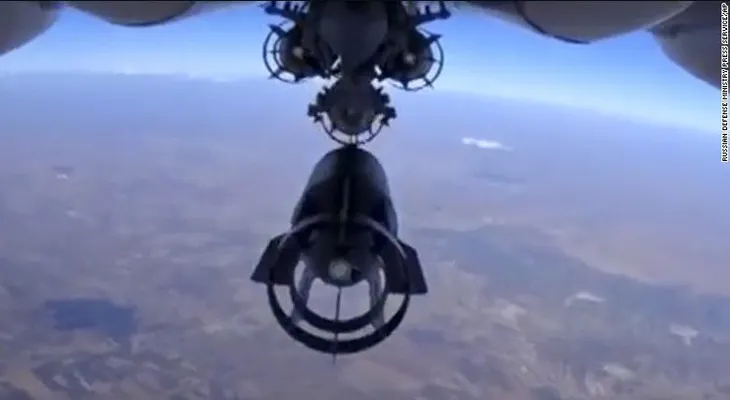 Pilotos rusos escriben "Por nuestra gente" y "Por París" en los misiles que dispararán contra ISIS