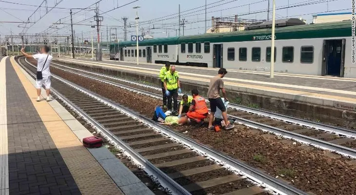 Una selfie mientras médicos atienden a una mujer gravemente herida causa indignación en Italia