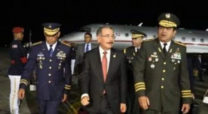 Danilo Medina retorna al país de su viaje a Ecuador