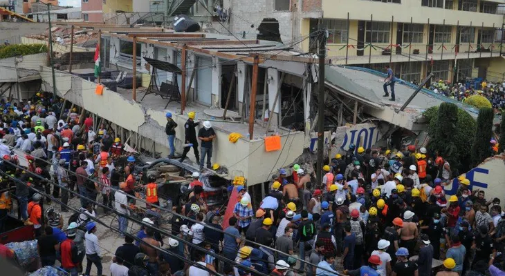 Localizan con vida a niña en medio de restos de escuela tras 20 horas atrapada