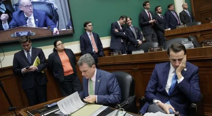 Legisladores de EE.UU. superan las 24 horas debatiendo sobre Obamacare