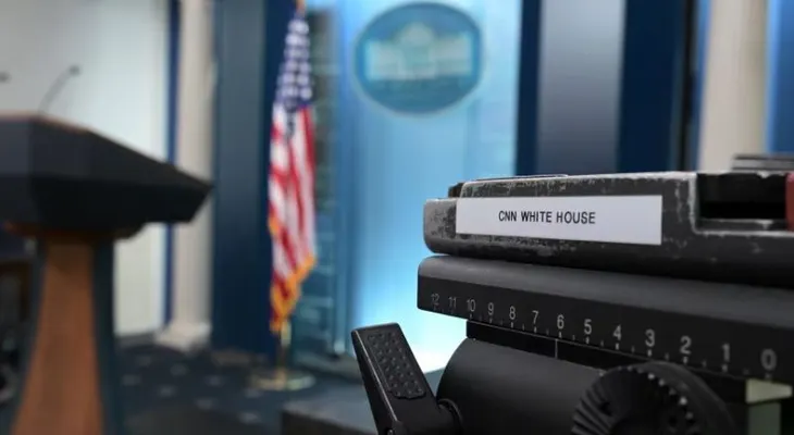 CNN, MS NOW y Politico piden a un juez ampliar orden que restablece su acceso a la Casa Blanca