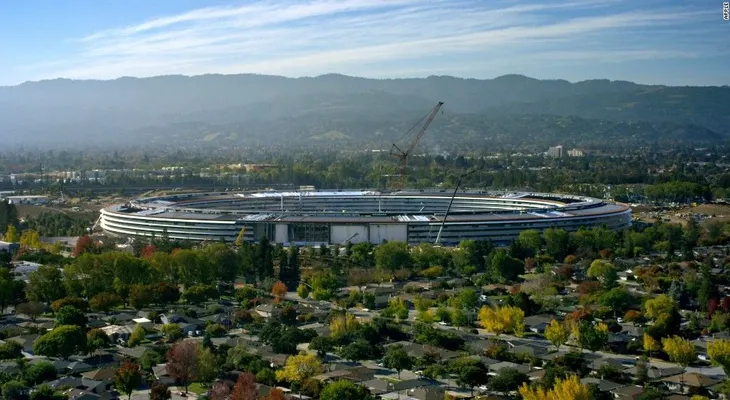 Las megaoficinas de Apple con diseño de nave espacial abrirán en abril