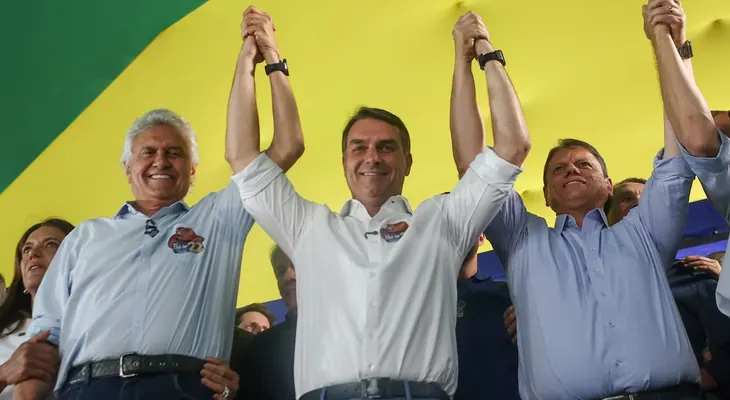 Ronaldo Caiado respalda a Flávio Bolsonaro de cara al balotaje en Brasil