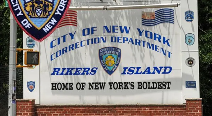 Carcelero dominicano de Rikers Island acusado de pagar fianza a reclusa por sexo 