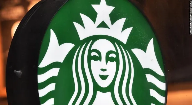 Starbucks ahora permite quedarte en sus locales y hasta usar sus baños sin tener que comprar algo