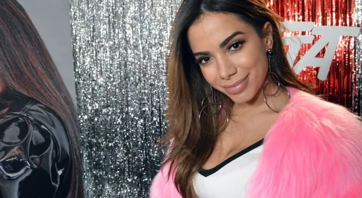 La popular cantante brasileña Anitta vuelve a cantar en español: Con "Medicina" o "Veneno",