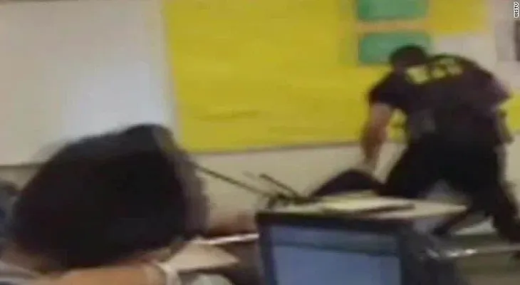 Captan en video violento arresto de una estudiante en salón de clases