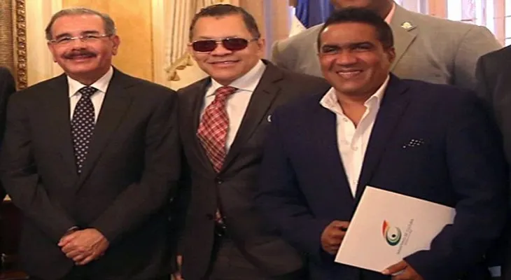 Danilo abraza al ingeniero a quien dio el "famoso boche por teléfono" 