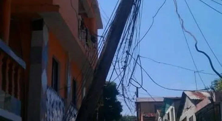Advierten poste de luz a punto de caer en sector de Santiago