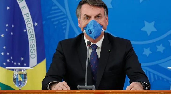 Bolsonaro insiste en que economía brasileña no puede parar por el coronavirus