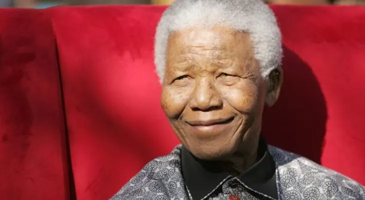 Mandela, crítico, pasa la primera noche en su casa, convertida en un hospital 