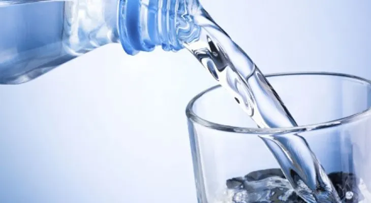Beber 8 vasos de agua al día ¿Mito o hábito saludable?