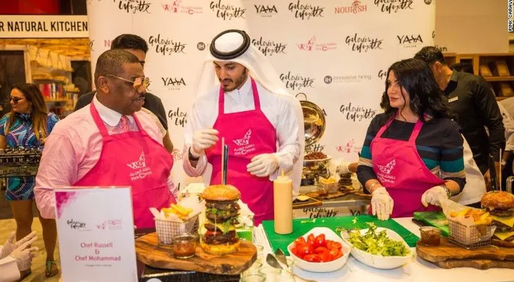 Subastan en Dubai hamburguesa de... ¡10.000 dólares!