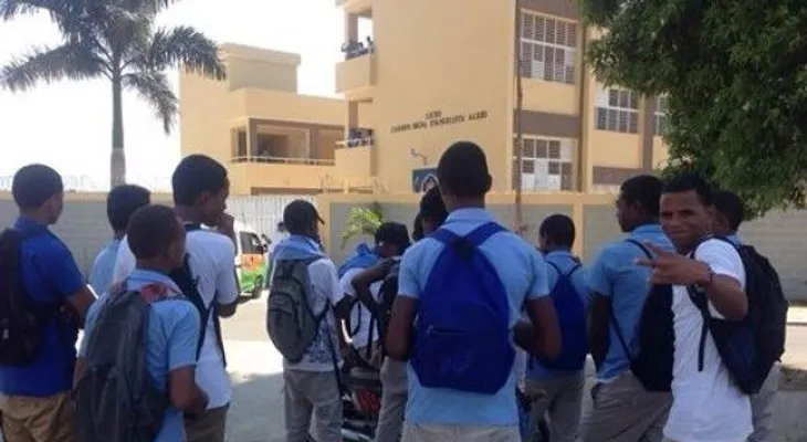 Estudiantes de escuela en Dajabón rehúsan consumir alimentos de tanda extendida
