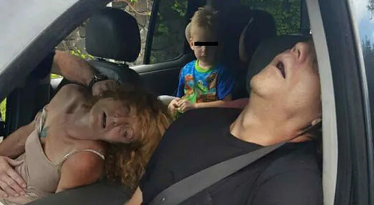 Surgen fotos de nuevo caso de padres con sobredosis frente a su hijo