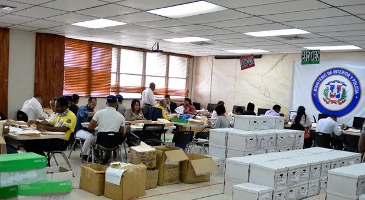 Gobierno tiene 35 días para legalizar a 200 mil extranjeros