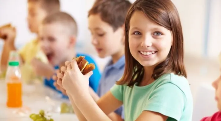 ¿Cómo debe ser la alimentación de un niño en edad escolar?