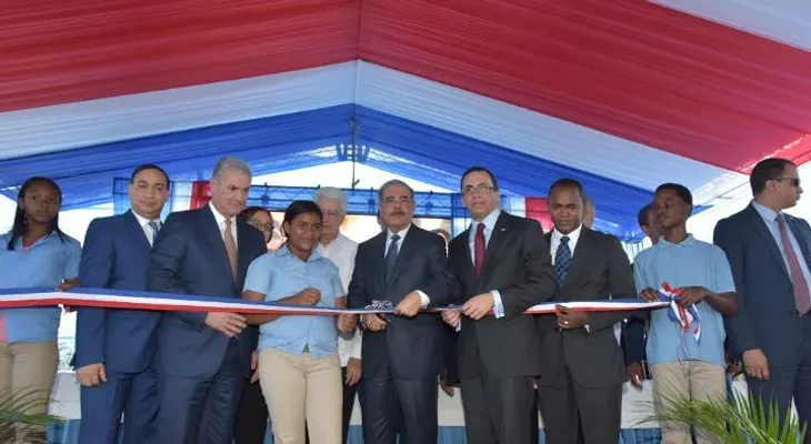 Revolución Educativa de Danilo Medina vuelve a Baní donde entrega un nuevo plantel escolar y una estancia infantil