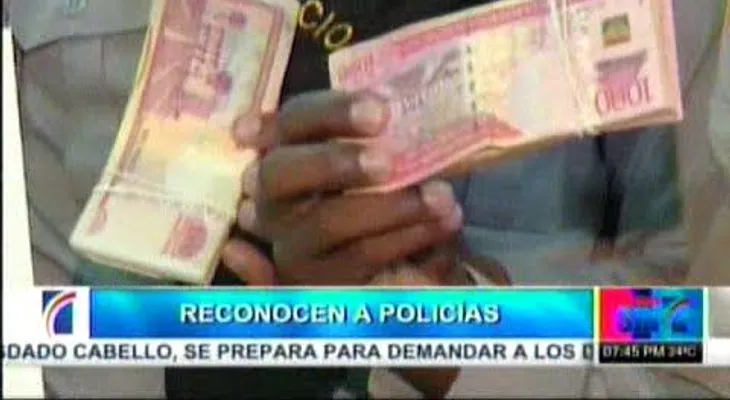 Reconocen policías rechazaron soborno de 50,000 a narco (Video)