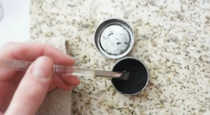 Prepara tu propio rímel casero con solo 4 ingredientes
