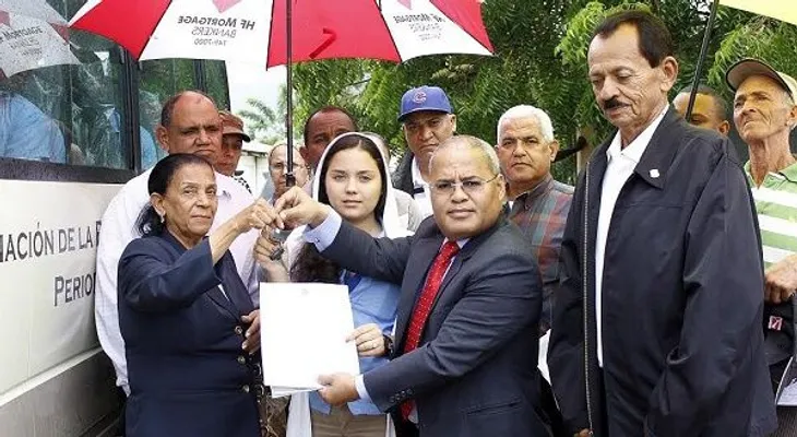 Gobierno entrega 9 autobuses a asociaciones de estudiantes