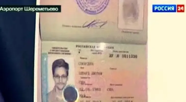 Snowden sale de aeropuerto de Moscú y entra a Rusia
