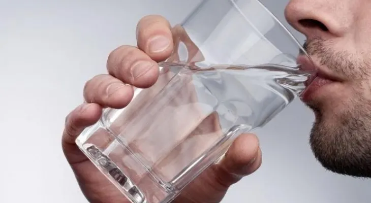 7 señales de que debes tomar agua inmediatamente