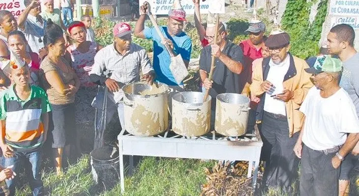 Peculiar protesta en reclamo calles y cloaca