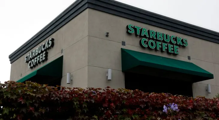 Starbucks cerrará unos 250 locales en Norteamérica, el 1 % de su red