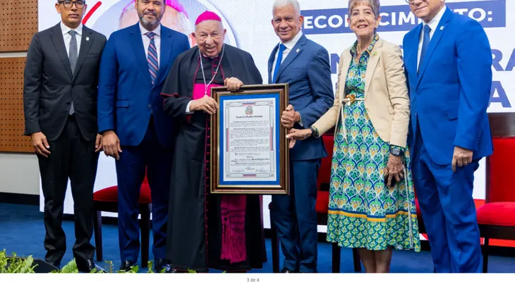 Senado reconoce trayectoria de monseñor Ramón Benito de la Rosa y Carpio