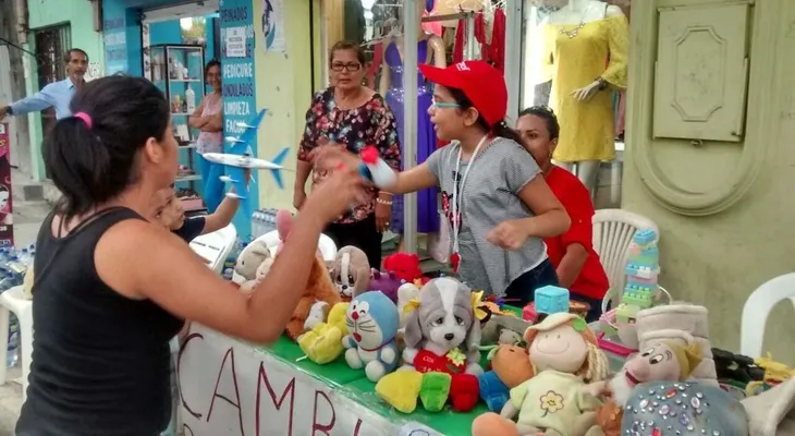 Niña de 10 años cambia sus juguetes por agua para los afectados del terremoto en Ecuador