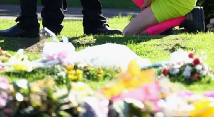 Por una razón poderosa, este hombre se puso un vestido para el funeral de su amigo