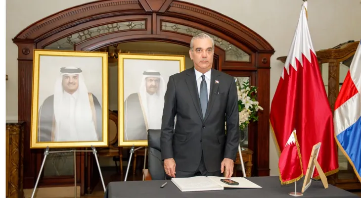 Presidente Abinader firma libro condolencias por fallecimiento del Emir Padre de Catar