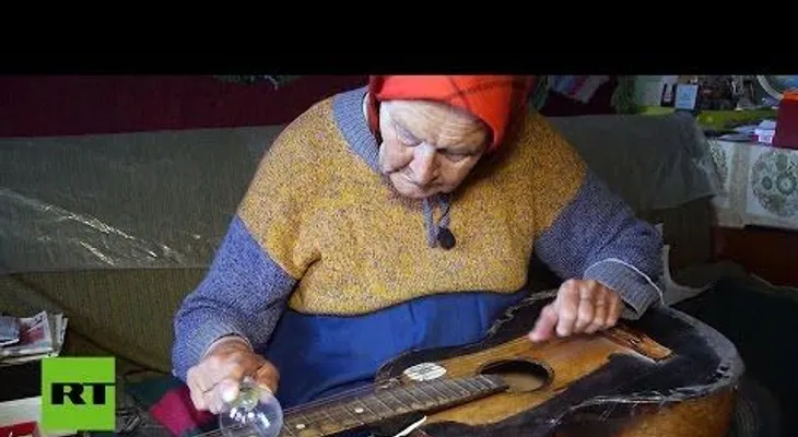 "Me dicen la "mujer guitarra'": La abuelita bielorrusa que toca blues con un foco