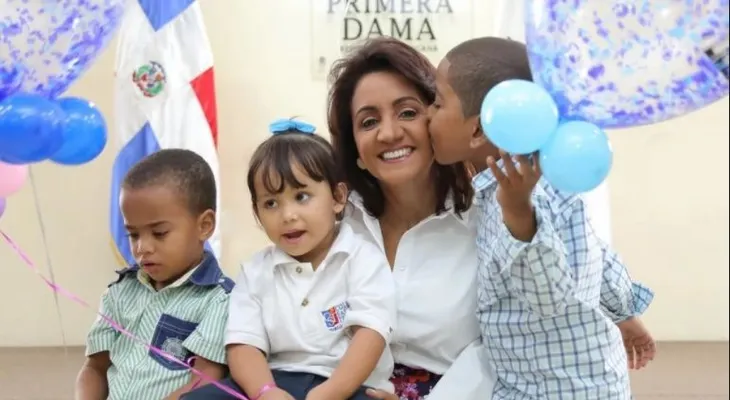  Primera Dama lleva niños a Cuba para cirugías que les permitan escuchar por primera vez 