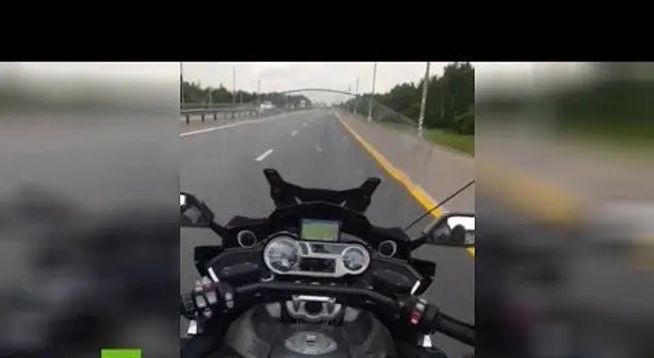 Un "youtuber" se graba manejando su moto con los pies y a alta velocidad, y muere