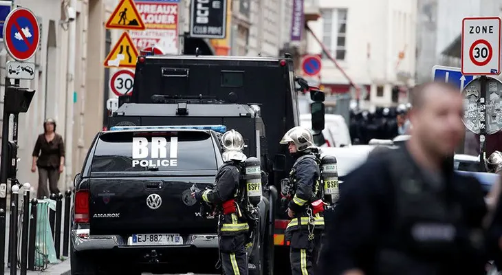 Un hombre armado se atrinchera con varios rehenes en París y dice tener una bomba y una pistola