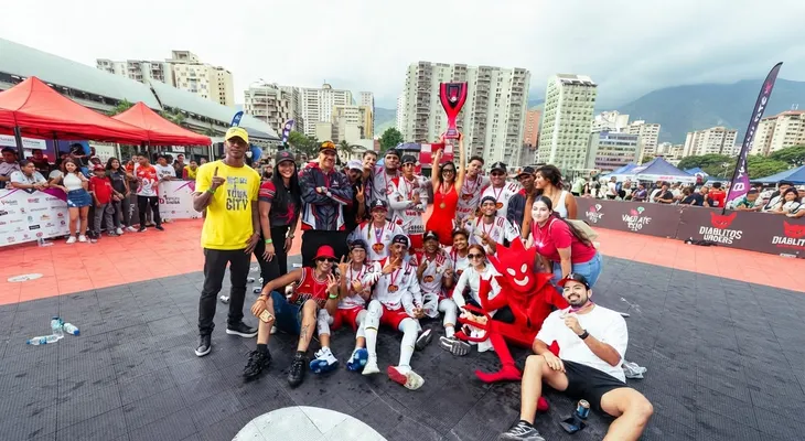 Diablos dela Bastidas se coronan bicampeones de Pelotica de Goma Vacílate Esto