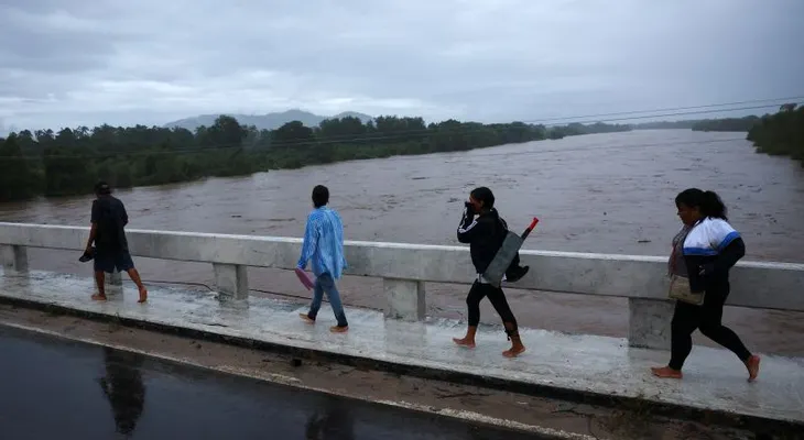 Huracán Simon azota la costa de Jalisco como categoría 3 y se prevé que toque tierra en Sinaloa
