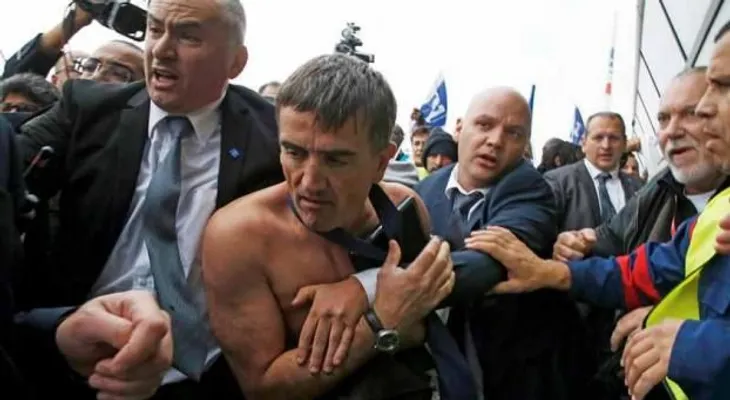 Trabajadores atacan a ejecutivos de Air France por recorte de personal