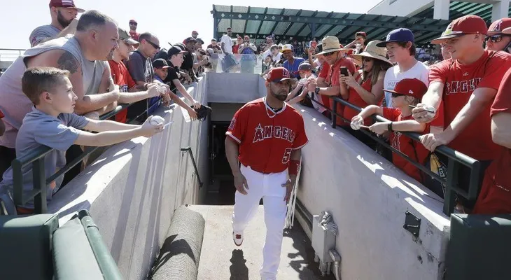 La impulsada 2,000 de Pujols: fanático no devolverá la pelota y jugador advierte no pagará ni un peso por ella